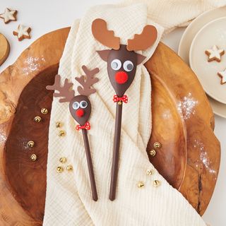 Crafting a wooden spoon as an elk