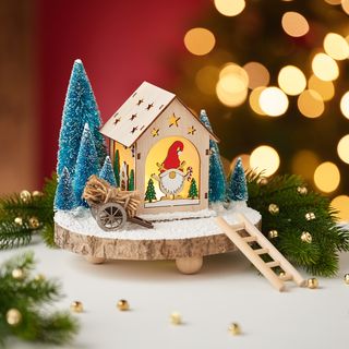 Miniatur-Schneelandschaft mit Wichtelhaus