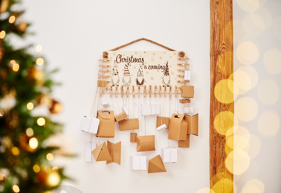 Adventskalender mit Holzklammern erstellen