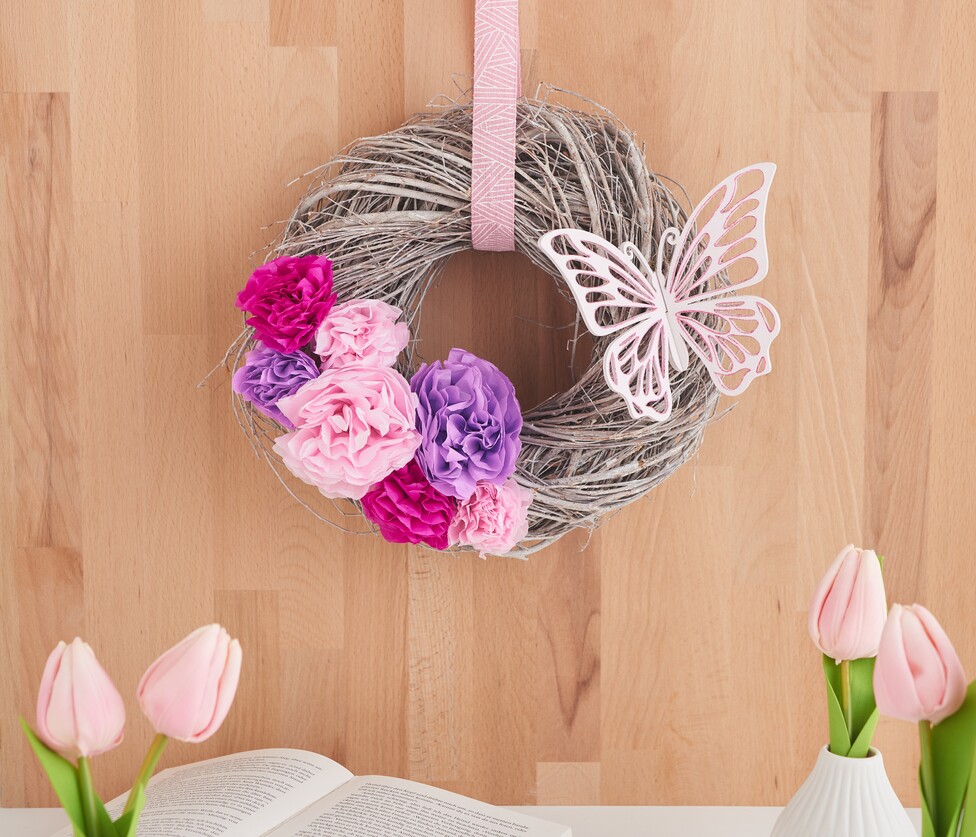 Kranz mit Seidenpapier-Blumen