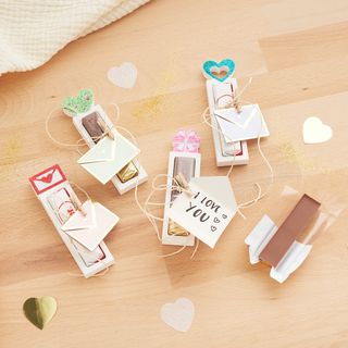 D&aacute;rkov&eacute; obaly na čokol&aacute;dov&eacute; tyčinky a bankovky