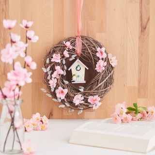 Věnec s ptač&iacute; budkou