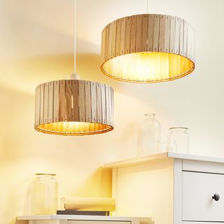 Z&aacute;věsn&eacute; lampy se st&iacute;nidly z řemesln&yacute;ch bloků