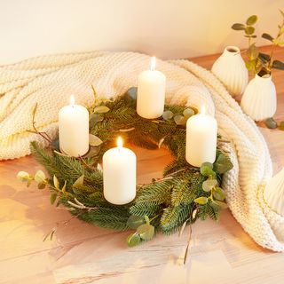 Adventn&iacute; věnec s jedl&iacute; a eukalyptem