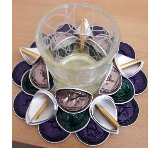 04_Sandra2503_Teelichthalter aus Nespresso-Kapseln_Kategorie Metallic