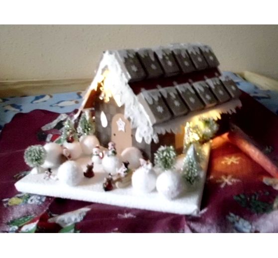 117_Hoppelchen_Adventsklaender Haus beleuchtet