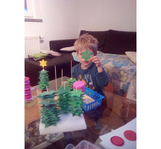 245_Irene B._Weihnachtsbaum aus Moosgummisternen