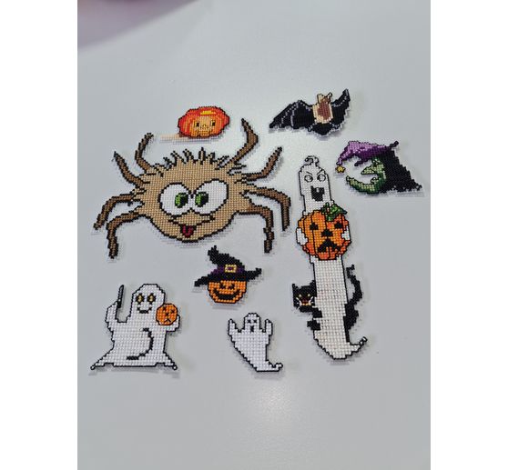 23_Katerkatze_Gestickt auf Plastik-Stramin Halloween-Motive