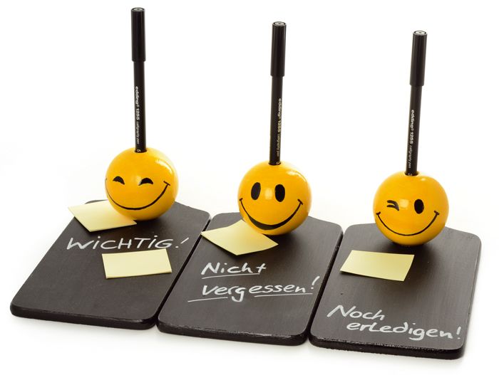3 Holzk&ouml;pfe, die dir das Vergessen schwer machen &ndash; Smiley Tafel zum Selbermachen