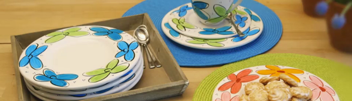 Geschirr mit dem Porzellan-Pinselstift von edding bemalen