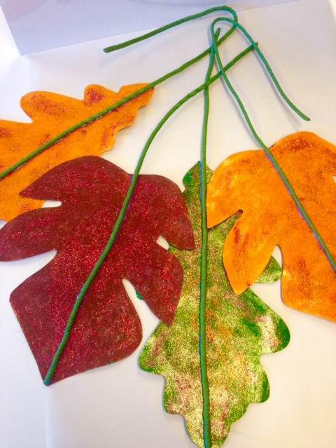 Bl&auml;tter f&uuml;r den Herbst basteln aus Pappe