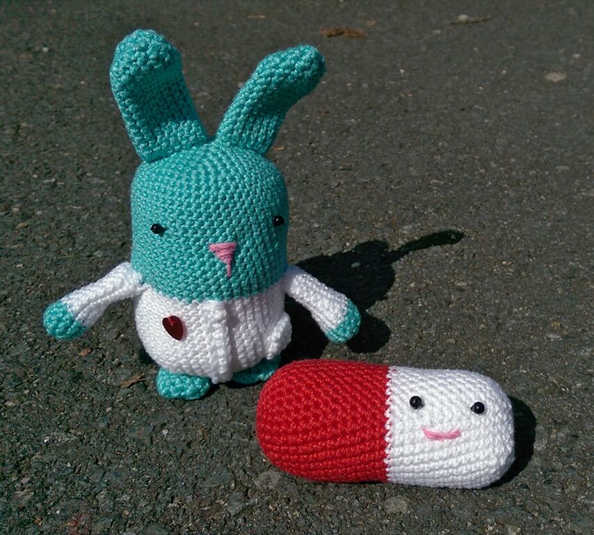 Doktor Hase &ndash; der Arzt, dem H&auml;kelfreunde vertrauen. Und Pille. 