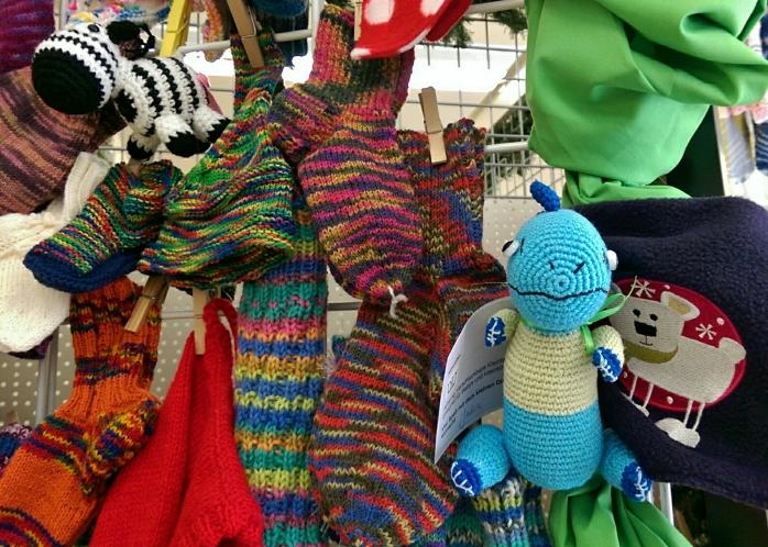Mit Handarbeit Kindern helfen anl&auml;sslich des Tags der Handarbeit