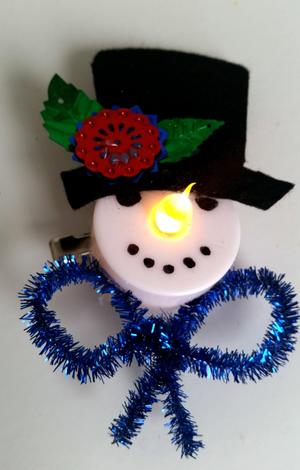 Schneemann aus LED Teelicht als Brosche oder Anh&auml;nger
