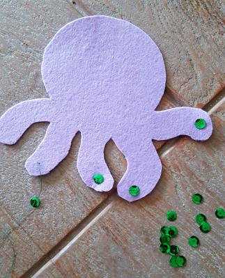 Mobile Basteln - Krake Pailletten aufnähen Mobile Bastelanleitung - Pailletten aufnähen