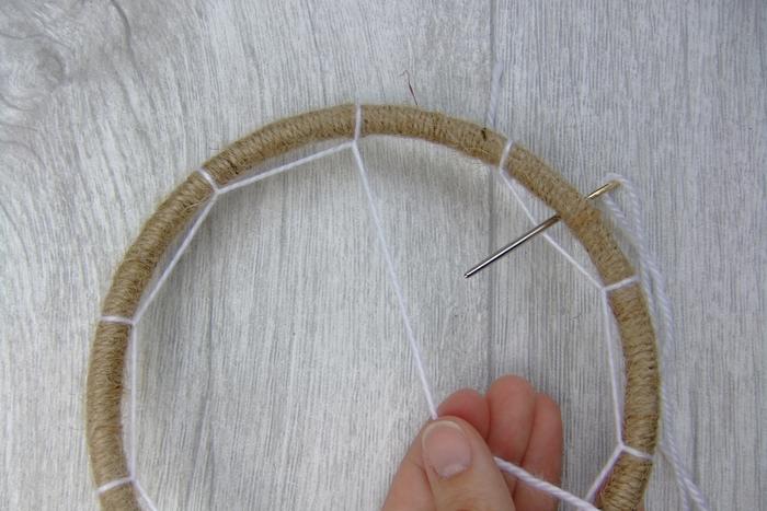 Traumfänger basteln - Netz weben4 Traumfänger selber basteln - Netz weben4