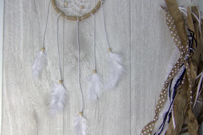 Traumfänger basteln - Federn befestigt Traumfänger selber basteln - Federn befestigt