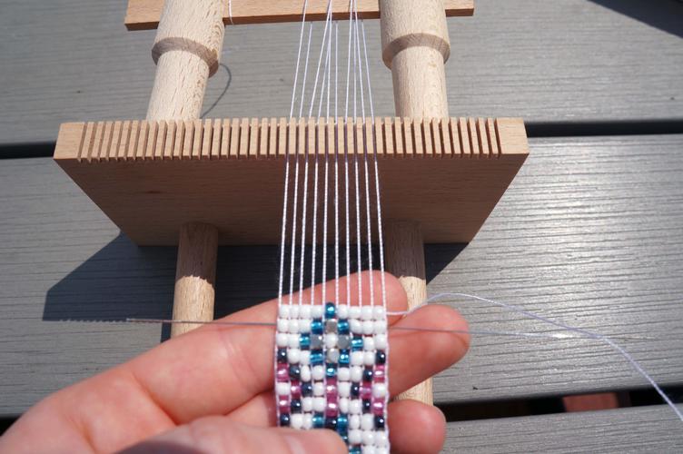 Armbänder weben mit Webrahmen