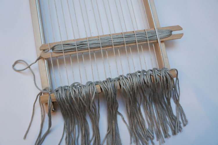 Wandteppich: Reihen weben  Mit einem weaving frame weben