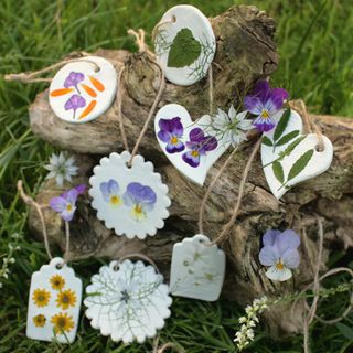 DIY: Clay pendant with real flowers