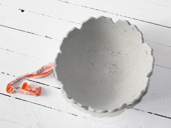 Schale aus Knetbeton: fertig Schale aus Knetbeton mit Blättern für den Herbst