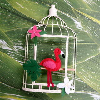 Make your own tropical decorations: flamingo from felt
