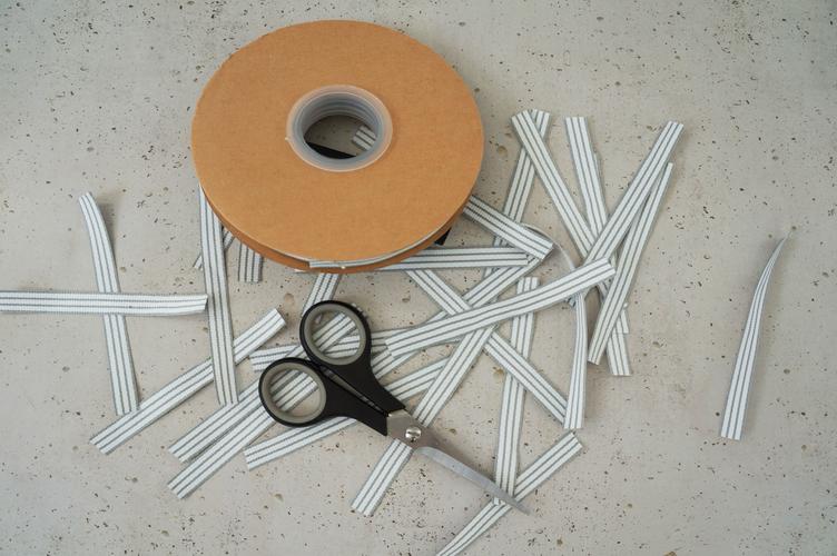 Die Aufhänger für den advent calendar zurechtschneiden