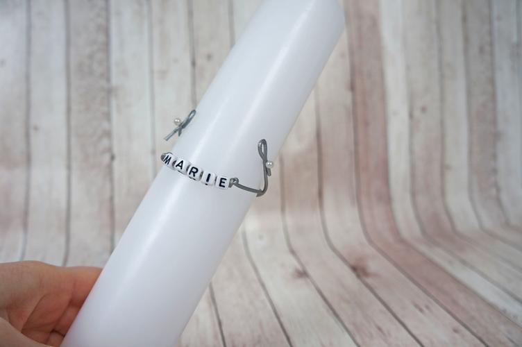 Taufkerze: Armband anbringen Namensarmband auf die Taufkerze anbringen