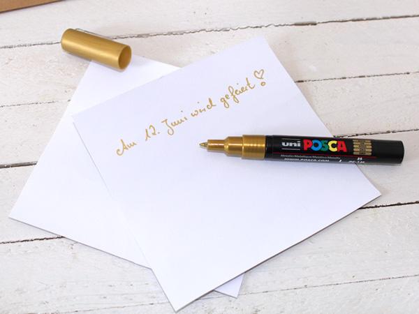 Sommerparty Einladungskarten: Einladung fertigstellen Einladungstext auf Paper schreiben und reinlegen