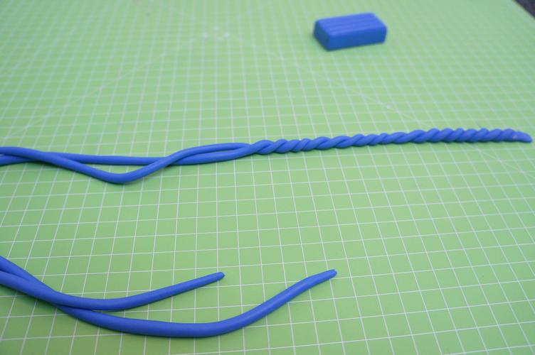 D&uuml;nne Schlangen aus Fimo kneten, verwirbeln und den Schriftzug formen