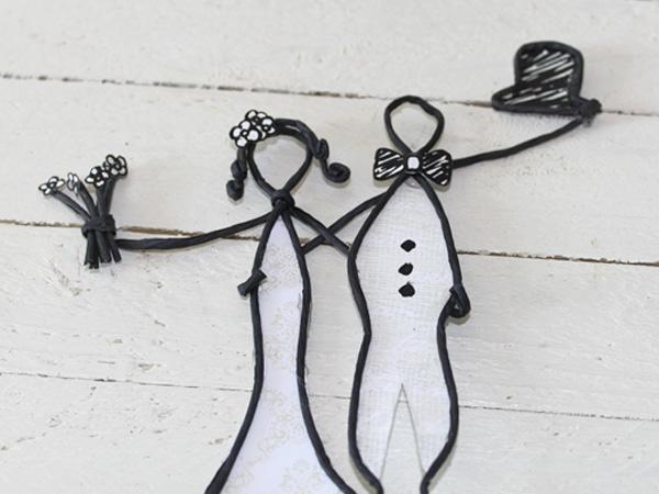 Hochzeitsbild: Figuren zusammenkleben Beide Figuren, Mann und Frau, zusammenkleben