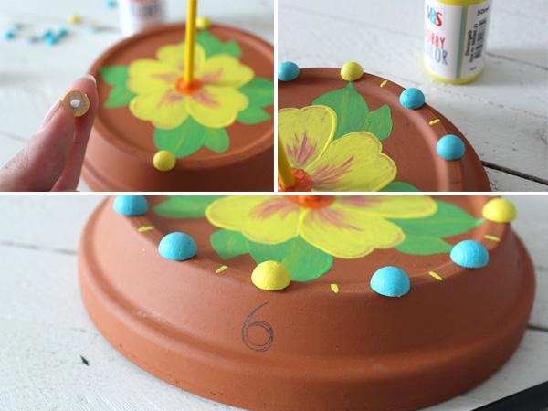 Sonnenuhr: Ziffern malen Am Rand des Untertellers die Ziffern der Uhr