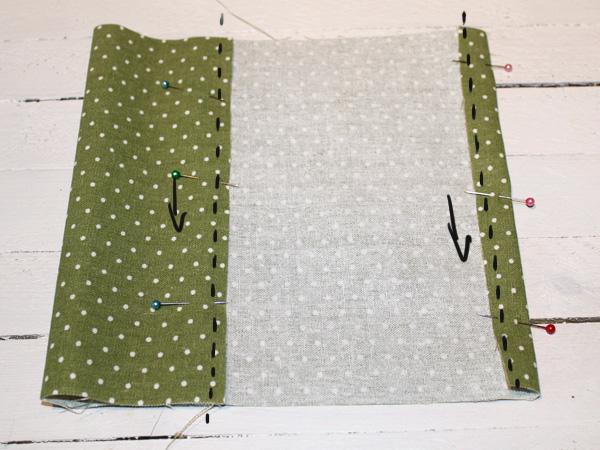 DIY Wöchentlicher Speiseplan: Säckchen vorbereiten Stoffstück zu einem Säckchen für die Bastelidee falten