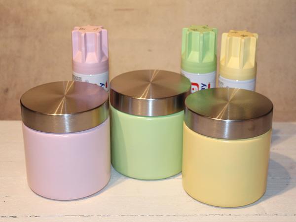 Gl&auml;ser mit buntem Farbspray bespr&uuml;hen