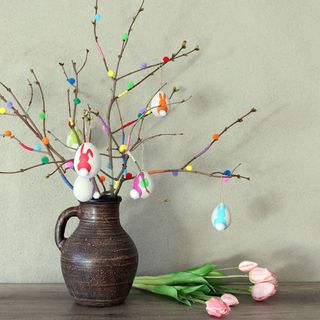 Bunter Osterstrauch mit Pompons gestalten