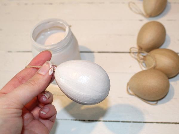 Ostereier mit weißer Farbe grundieren