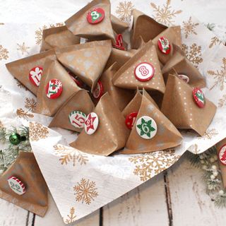 Trhací kalendář z papírových rohů