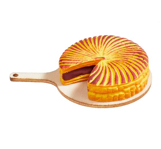 Miniaturní dort na dřevěné desce