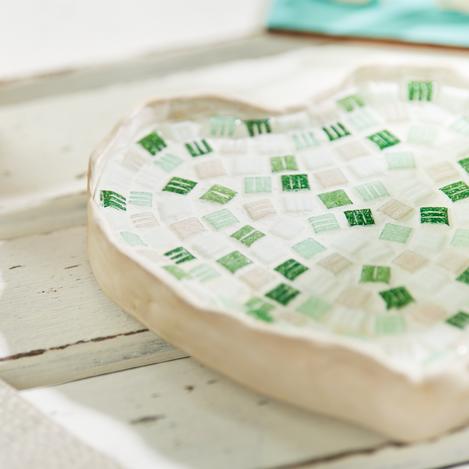 Vogeltränken-Szene mit Mosaik