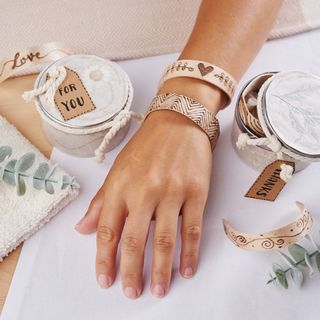 Náramek s prvky značky