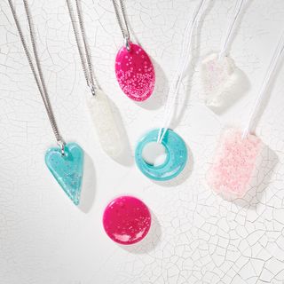 Šperky z lité pryskyřice