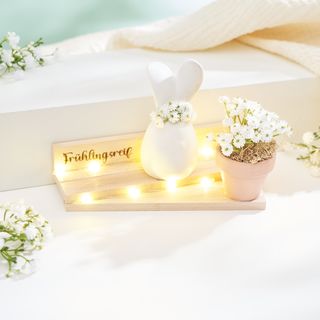 Jarní dekorace z dřevěných kostek s králíkem