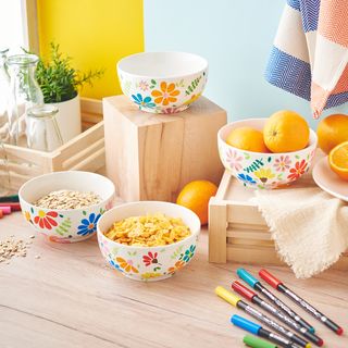 Navrhování misek porcelánovými pastelkami