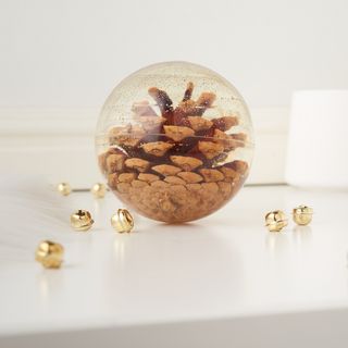 Kutilská koule z lité pryskyřice s kuželem