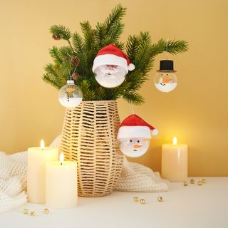 V&aacute;nočn&iacute; ozdoby ve tvaru Santa Clause a sněhul&aacute;ka